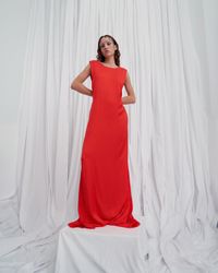 A daring blood red gown with an androgynous air and long skirt, designed for the avant-garde bride. A sustainable wedding collection designed in Vienna, that redefines modern bridal fashion with its striking, minimalist aesthetic.