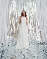 A powerful cream white gown with a generous silhouette and puffy, wide sleeves, designed for the avant-garde bride. A sustainable wedding collection designed in Vienna, that redefines modern bridal fashion with its striking, minimalist aesthetic.